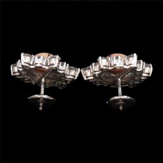 Boucles d'oreilles en Or 18k & Platine avec Diamants brillants et Corail.