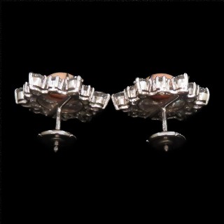 Boucles d'oreilles en Or 18k & Platine avec Diamants brillants et Corail. Boucles d'oreilles en Or 18k & Platine avec Diamants brillants et Corail.
