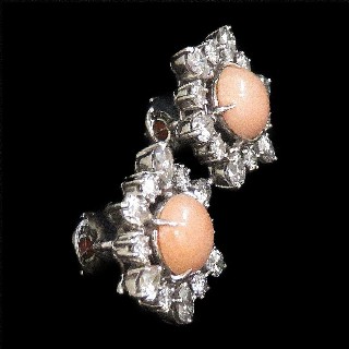 Boucles d'oreilles en Or 18k & Platine avec Diamants brillants et Corail.