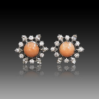 Boucles d'oreilles en Or 18k & Platine avec Diamants brillants et Corail. Boucles d'oreilles en Or 18k & Platine avec Diamants brillants et Corail.