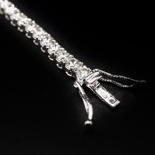 Bracelet ligne en or gris 18k avec 5.80 Cts de Diamants brillants Extrablancs.