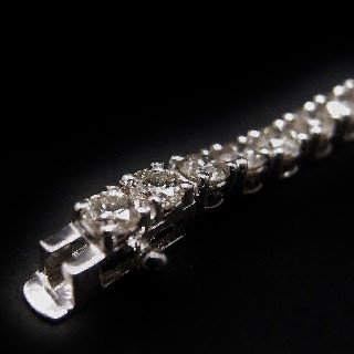 Bracelet ligne en or gris 18k avec 5.80 Cts de Diamants brillants Extrablancs.