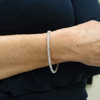 Bracelet ligne en or gris 18k avec 5.80 Cts de Diamants brillants Extrablancs.