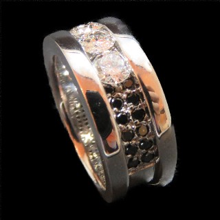 Bague en Or gris 18K avec Diamants Brillants et Diamants Noirs .Taille 52.