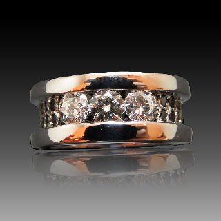 Bague en Or gris 18K avec Diamants Brillants et Diamants Noirs Taille 52.