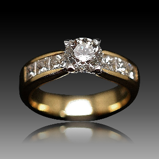 Solitaire Diamant de 1.01 Cts I-SI1 + 1.20 Cts sur côtés en Or jaune 18 Cts .