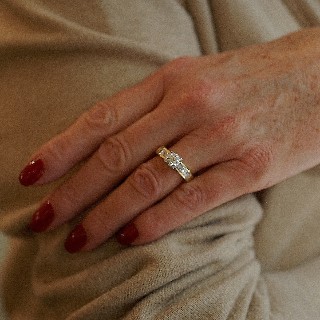 Solitaire Diamant de 1.01 Cts I-SI1 + 1.20 Cts sur côtés en Or jaune 18 Cts . Solitaire Diamant de 1.01 Cts I-SI1 + 1.20 Cts sur côtés en Or jaune 18 Cts .