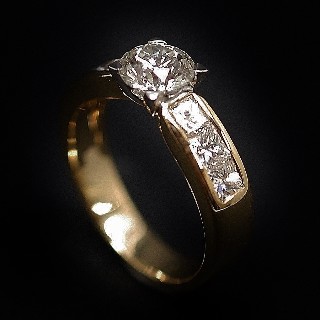 Solitaire Diamant de 1.01 Cts I-SI1 + 1.20 Cts sur côtés en Or jaune 18 Cts .