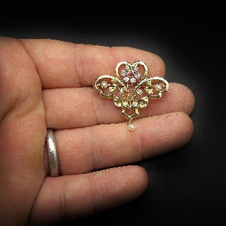 Broche Napoleon III , Or 18 Carats , Perles Fines & Roses de diamant.