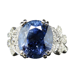 Bague en or gris 18k avec Saphir Birman Naturel de 7.11 Cts et Diamants . Bague en or gris 18k avec Saphir Birman Naturel de 7.11 Cts et Diamants .