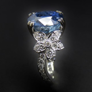 Bague en or gris 18k avec Saphir Birman Naturel de 7.11 Cts et Diamants . Bague en or gris 18k avec Saphir Birman Naturel de 7.11 Cts et Diamants .