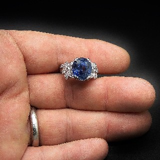 Bague en or gris 18k avec Saphir Birman Naturel de 7.11 Cts et Diamants . Bague en or gris 18k avec Saphir Birman Naturel de 7.11 Cts et Diamants .