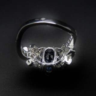 Bague en or gris 18k avec Saphir Birman Naturel de 7.11 Cts et Diamants . Bague en or gris 18k avec Saphir Birman Naturel de 7.11 Cts et Diamants .