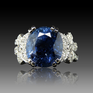 Bague en or gris 18k avec Saphir Birman Naturel de 7.11 Cts et Diamants . Bague en or gris 18k avec Saphir Birman Naturel de 7.11 Cts et Diamants .