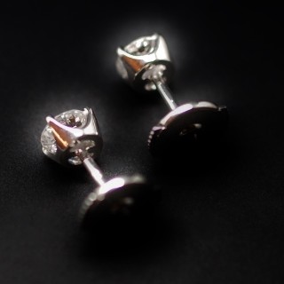 Puces d'oreilles Or gris 18k avec 2 Diamants brillants 0.50 Cts et 0.46 Cts. F et VS2/SI1 Puces d'oreilles Or gris 18k avec 2 Diamants brillants 0.50 Cts et 0.46 Cts. F et VS2/SI1