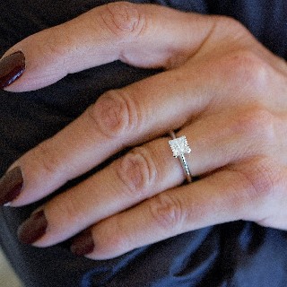 Solitaire en Platine et Diamant Princesse de 1,23 Cts G-VVS1 . Solitaire en Platine et Diamant Princesse de 1,23 Cts G-VVS1 .