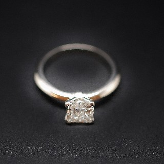 Solitaire en Platine et Diamant Princesse de 1,23 Cts G-VVS1 . Solitaire en Platine et Diamant Princesse de 1,23 Cts G-VVS1 .