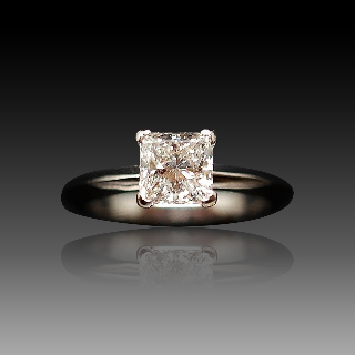 Solitaire en Platine et Diamant Taille Princesse de 1,23 Cts G-VVS1 . Solitaire en Platine et Diamant Taille Princesse de 1,23 Cts G-VVS1 .