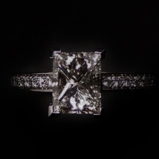 Solitaire Diamant Princesse rectangle de 1.50 Cts H-VS2. Or gris 18k .Taille 53.