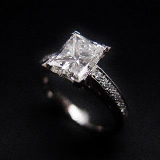 Solitaire Diamant Princesse rectangle de 1.50 Cts H-VS2. Or gris 18k .Taille 53.