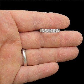 Alliance or gris 18k avec 3.20 Cts de Diamants Brillants G-VS. Taille 52.
