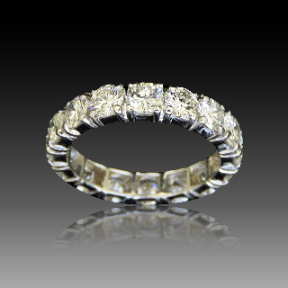 Alliance or gris 18k avec 3.20 Cts de Diamants Brillants G-VS. Taille 52.