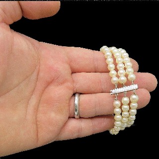 Bracelet de Perles de Culture 3 rangs 6.0 mm Or gris 18 Cts. 19 cm.