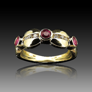 Bague Or Jaune 18K, Rubis et Diamants brillants. Taille 53