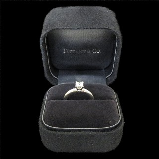 Solitaire Tiffany Platine, Diamant princesse 0,40 Ct H-VVS1 Vers 2005. Taille 47.