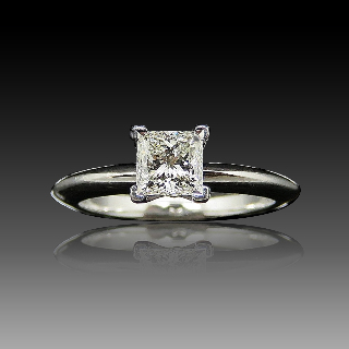 Solitaire Tiffany Platine, Diamant princesse 0,40 Ct H-VVS1 Vers 2005. Taille 47.