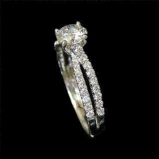 Solitaire en Or gris 18 Cts avec Diamant brillant 0.56 Cts E-SI2 + 0.25 Cts.