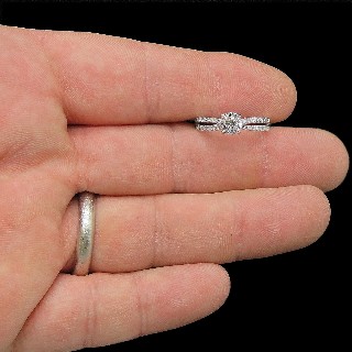 Solitaire en Or gris 18 Cts avec Diamant brillant 0.56 Cts E-SI2 + 0.25 Cts.