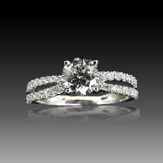 Solitaire en Or gris 18 Cts avec Diamant brillant 0.56 Cts E-SI2 + 0.25 Cts.