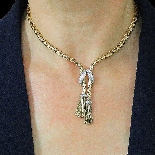 Collier pendentif en or 18 Cts et platine vers 1950  avec diamants .