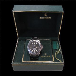 Montre Rolex Sea Dweller en Acier de 1976. Cadran noir. Ref : 1665 .Boite d'origine. Montre Rolex Sea Dweller en Acier de 1976. Cadran noir. Ref : 1665 .Boite d'origine.