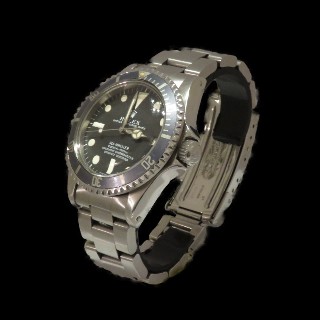 Montre Rolex Sea Dweller en Acier de 1976. Cadran noir. Ref : 1665 .Boite d'origine. Montre Rolex Sea Dweller en Acier de 1976. Cadran noir. Ref : 1665 .Boite d'origine.