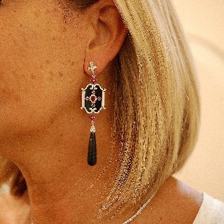  Boucles d'Oreilles Pendantes en or gris 18k avec Onyx, Rubis et Diamants.