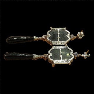  Boucles d'Oreilles Pendantes en or gris 18k avec Onyx, Rubis et Diamants.