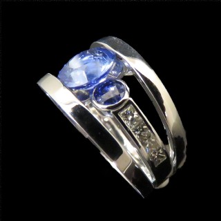 Bague Or Gris 18 Cts avec Saphirs de Ceylan et Diamants brillants.Taille 49 . Bague Or Gris 18 Cts avec Saphirs de Ceylan et Diamants brillants.Taille 49 .