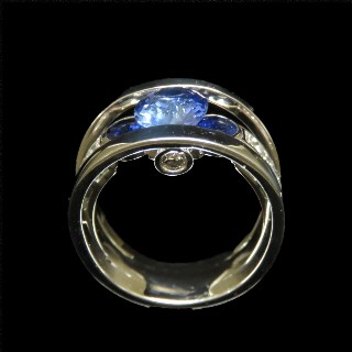 Bague Or Gris 18 Cts avec Saphirs de Ceylan et Diamants brillants.Taille 49 . Bague Or Gris 18 Cts avec Saphirs de Ceylan et Diamants brillants.Taille 49 .
