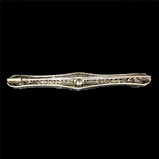 Broche vers 1890 en or 18k et argent avec diamants taille ancienne.