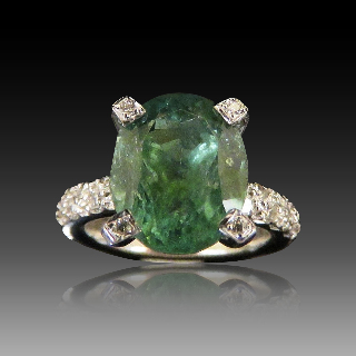 Bague en Or gris 18K avec un Tourmaline Verte et Diamants. Taille 48.