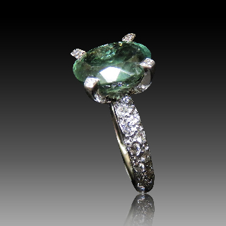 Bague en Or gris 18K avec un Tourmaline Verte et Diamants. Taille 48.