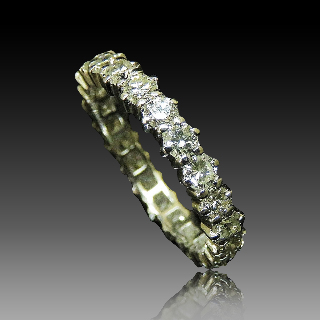 Alliance en or gris 18 carats avec 2.0 Cts Diamants G-VS . Taille 55.