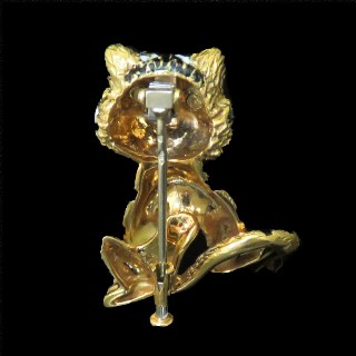 Broche Fred "Tigre" Or 18k massif avec Email et Emeraudes Vers 1980.