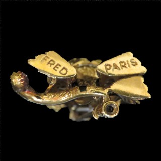 Broche Fred "Tigre" Or 18k massif avec Email et Emeraudes Vers 1980.