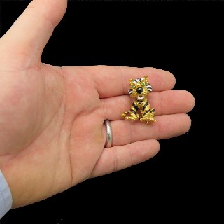 Broche Fred "Tigre" Or 18k massif avec Email et Emeraudes Vers 1980.