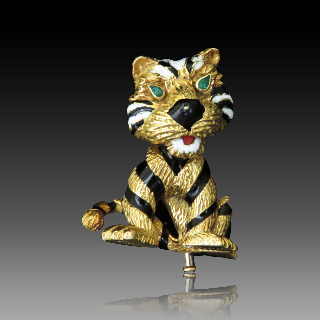 Broche Fred "Tigre" Or 18k massif avec Email et Emeraudes Vers 1980.