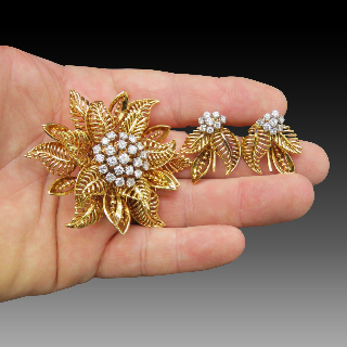 Parure Comprenant broche et Boucles oreilles  en or 18k  et platine diamants vers 1950