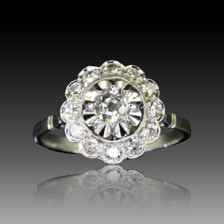 Bague entourage en Or Gris 18K et platine avec Diamants taille ancienne. Vers 1960